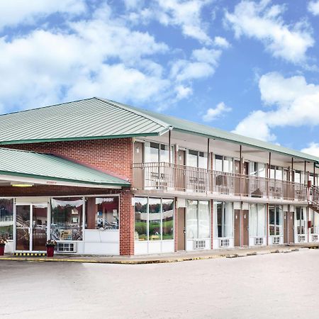 Days Inn By Wyndham Newport Bagian luar foto