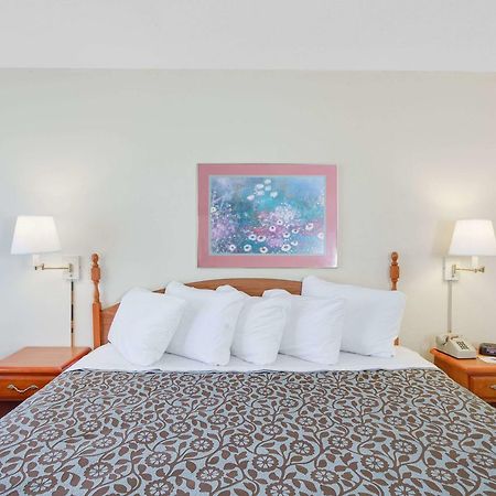 Days Inn By Wyndham Newport Bagian luar foto