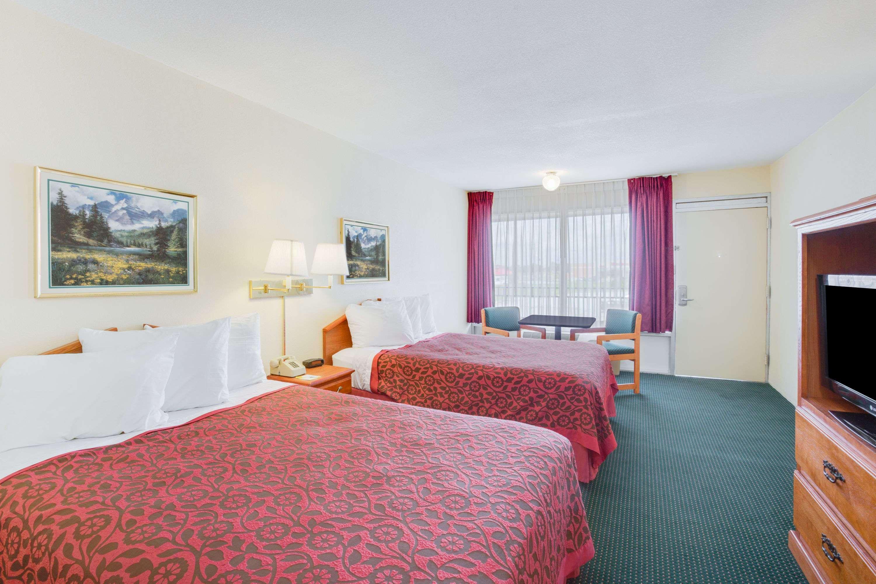 Days Inn By Wyndham Newport Bagian luar foto