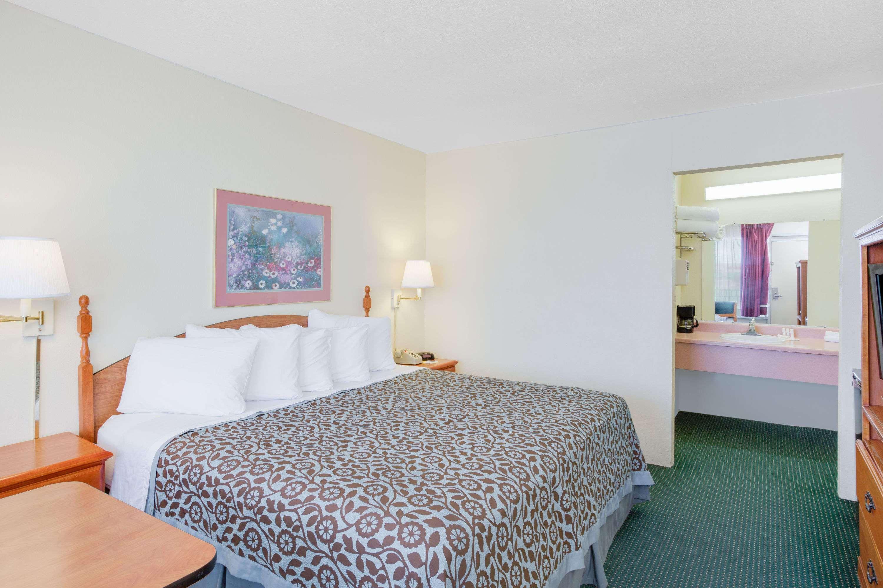 Days Inn By Wyndham Newport Bagian luar foto