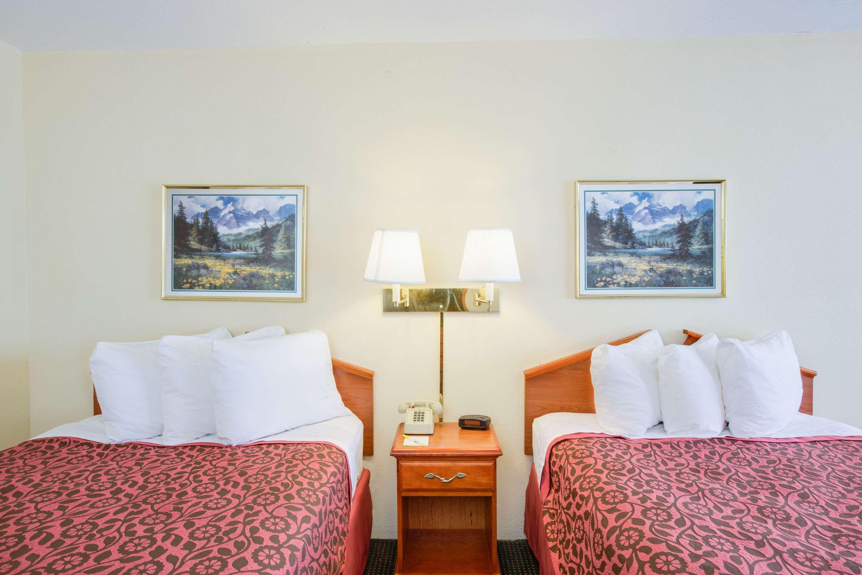 Days Inn By Wyndham Newport Bagian luar foto