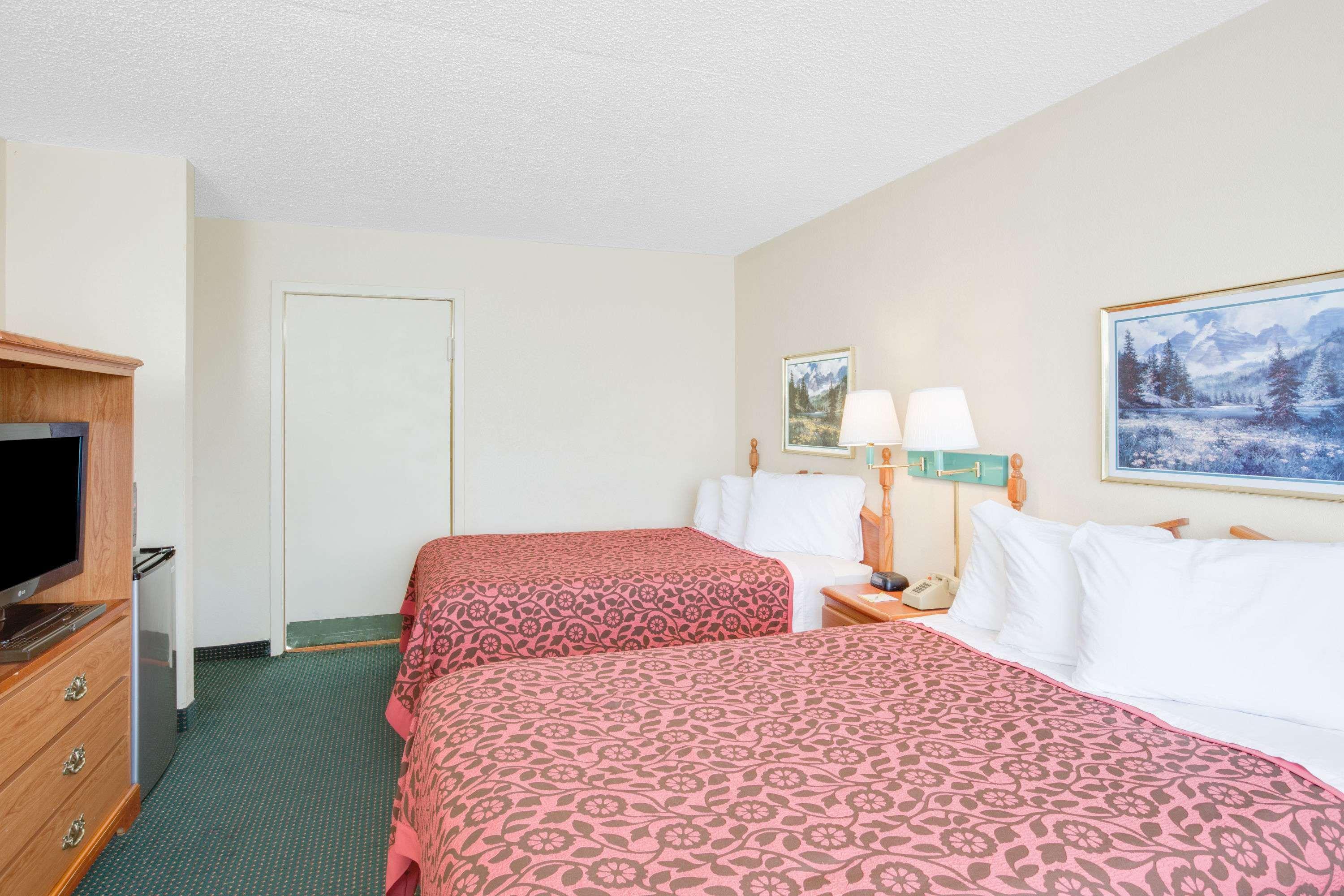 Days Inn By Wyndham Newport Bagian luar foto