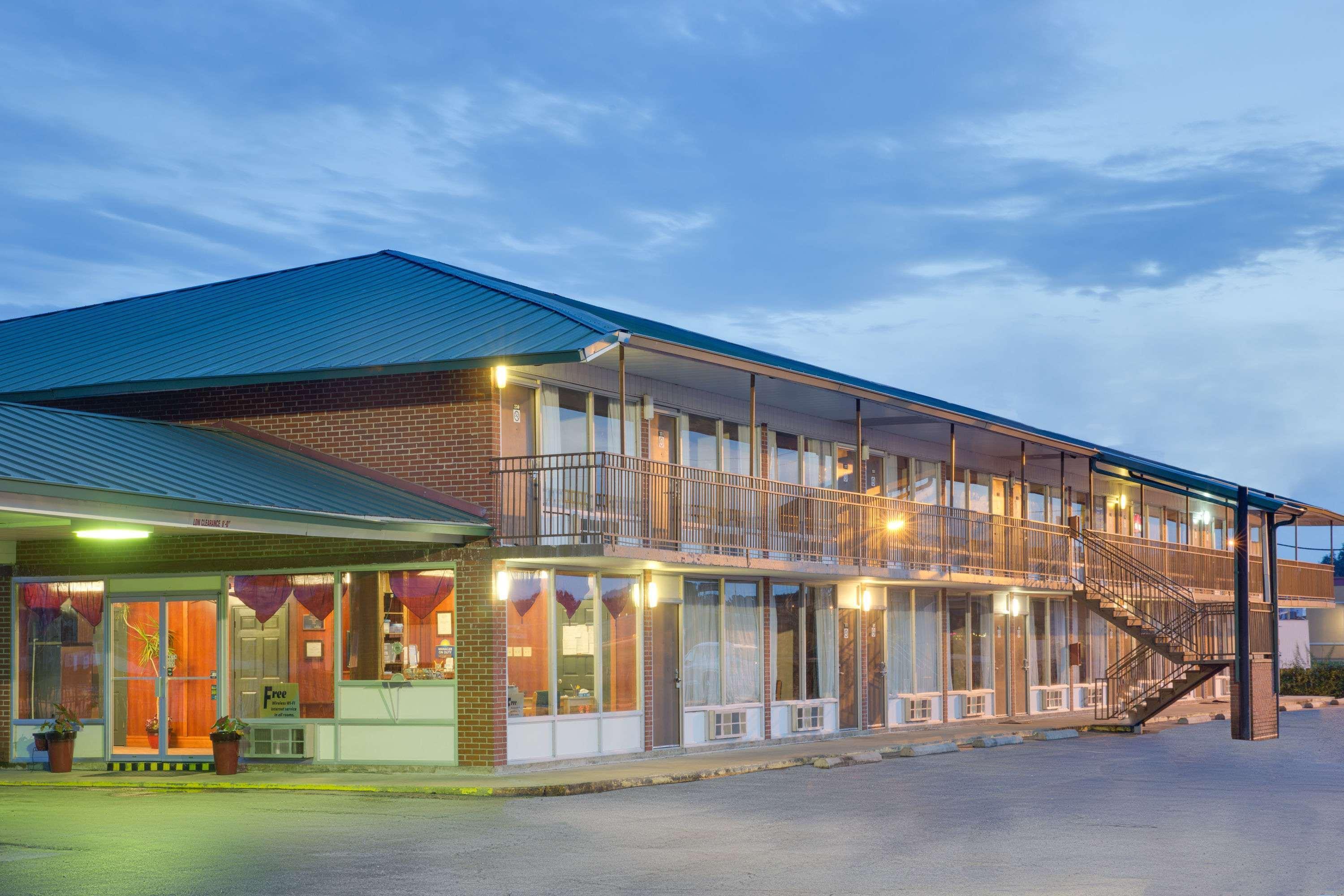 Days Inn By Wyndham Newport Bagian luar foto