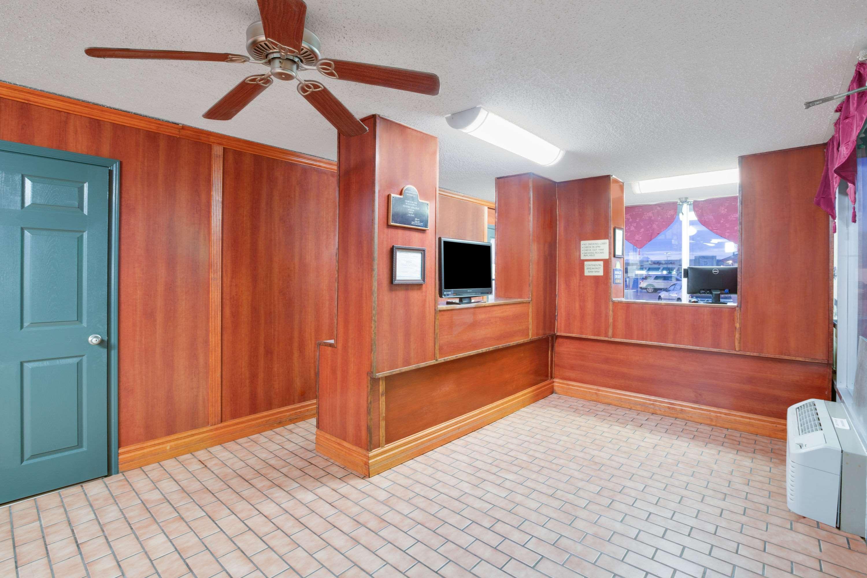 Days Inn By Wyndham Newport Bagian luar foto