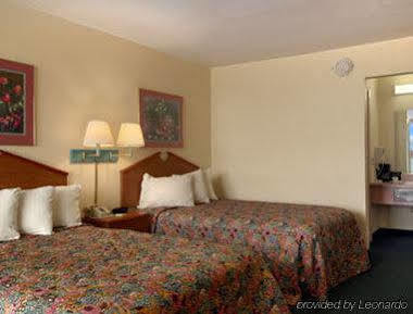Days Inn By Wyndham Newport Bagian luar foto