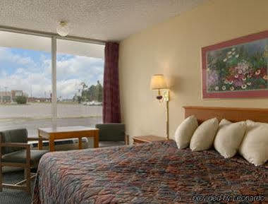 Days Inn By Wyndham Newport Bagian luar foto